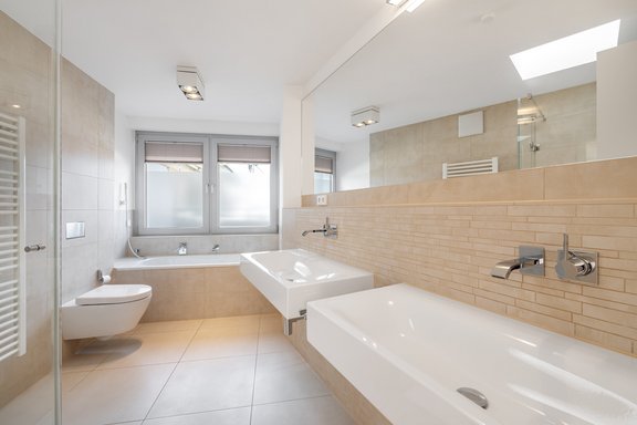 Masterbad mit Feinsteinfliesen