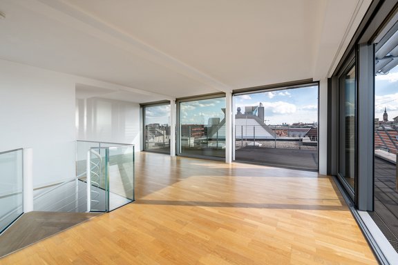 Lounge-Bereich mit Zugang zur Dachterrasse