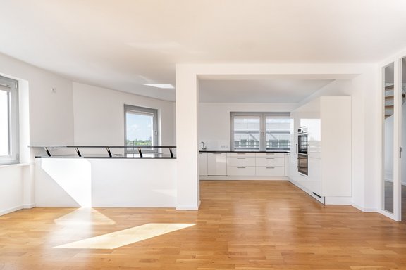 Zeitlos gestaltete Einbauküche mit Markengeräten