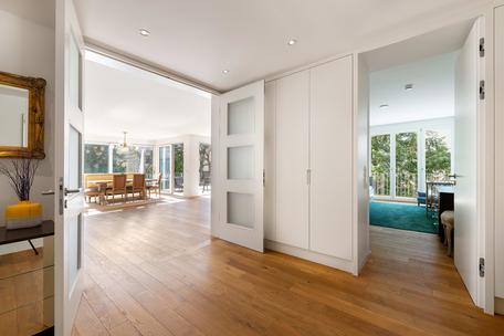 Exclusive 4-room apartment with bright hobby room in modern city villa