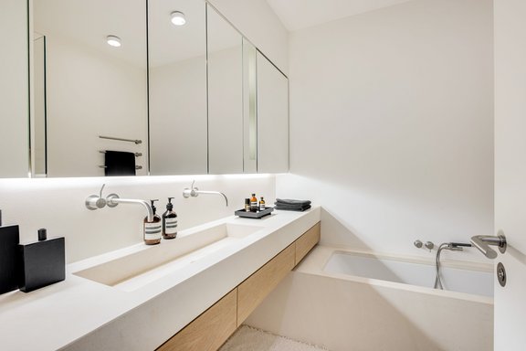 Zeitlos-elegante Naturstein-Bäder