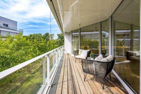 Exklusive 4-Zimmer-Wohnung mit Holzrausch-Maßeinbauten und sonniger Westterrasse