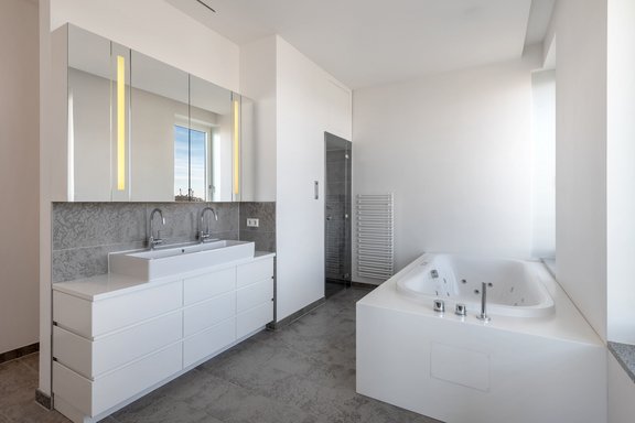 Masterbad en suite mit Dampfdusche und Whirlwanne