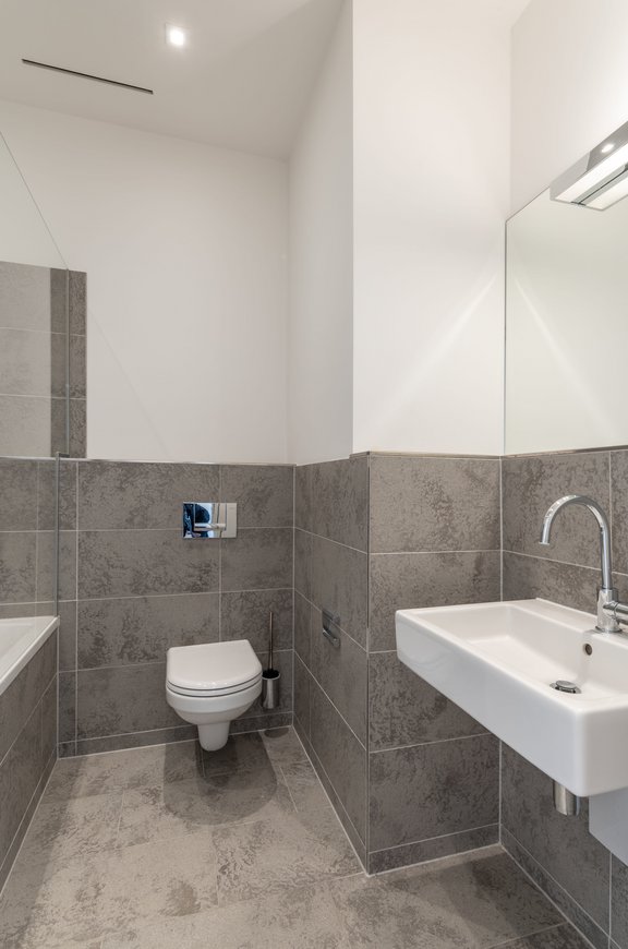 Gästebad mit Duschwanne