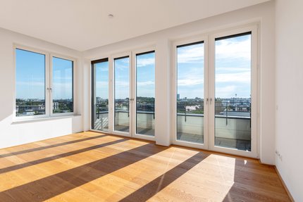 Master-Schlafzimmer mit angrenzendem Balkon