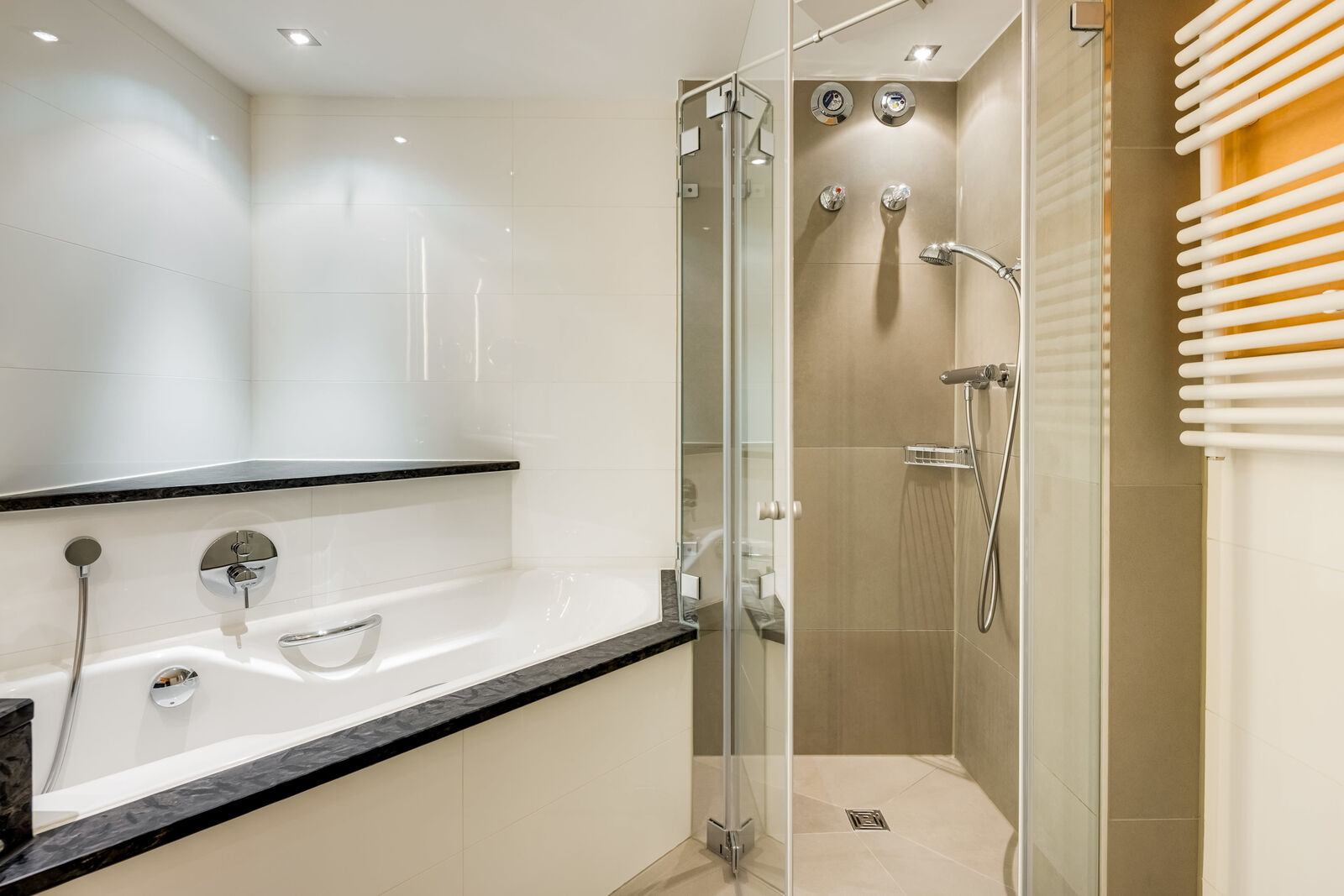 Bad mit Badewanne und Dusche