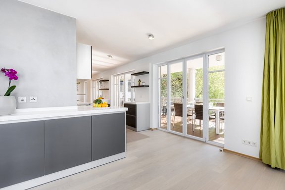 Küche mit Terrassenzugang