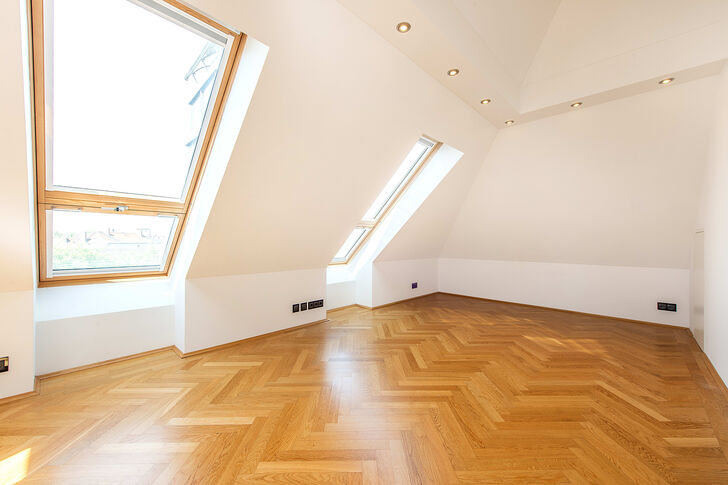 Helles Schlafzimmer auf der Dachgeschossebene