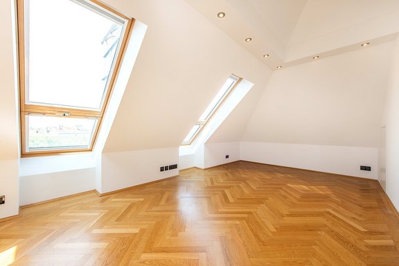 Helles Schlafzimmer auf der Dachgeschossebene