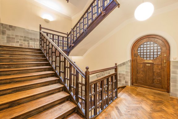 Historisches Treppenhaus mit Lichkuppel und Aufzug