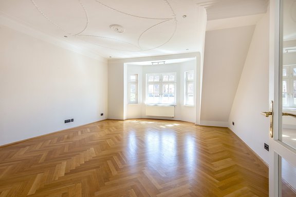 Wohnzimmer mit Deckenstuck und Erker