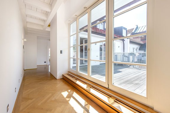 Flur mit direktem Terrassenzugang