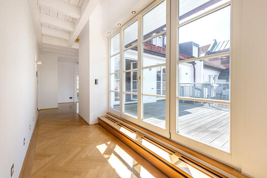 Flur mit direktem Terrassenzugang