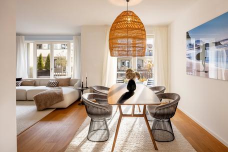 Kaulbachstraße: Exklusive 3-Zimmer-Wohnung mit sonniger Loggia und drei Stellplätzen in Bestlage
