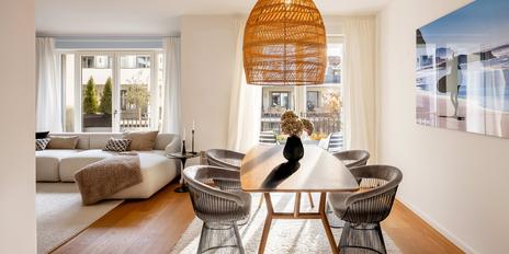 Kaulbachstraße: Exklusive 3-Zimmer-Wohnung mit sonniger Loggia und drei Stellplätzen in Bestlage