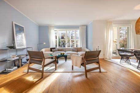 Exclusive, ready-to-move-in 3-room apartment with loggia in a sunny, quiet courtyard location