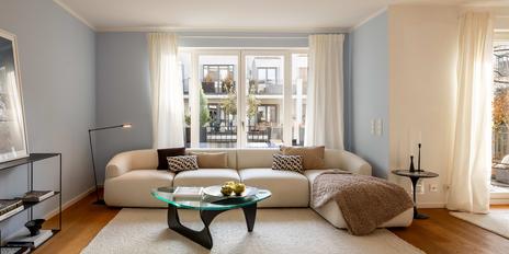 Kaulbachstraße: Exklusive 3-Zimmer-Wohnung mit sonniger Loggia und drei Stellplätzen in Bestlage