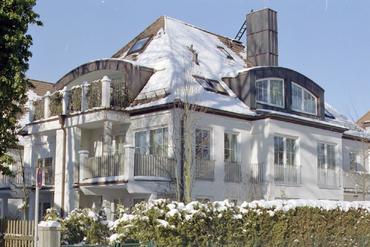 Exklusive Dachgeschosswohnung in absolut ruhiger Top-Villenlage