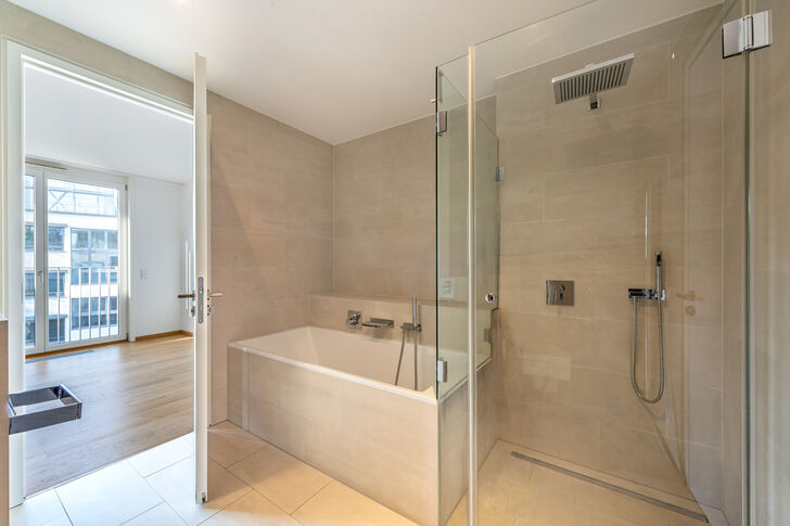Elegant en suite bathroom