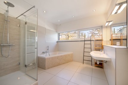 Großzügiges Tageslicht-Bad
