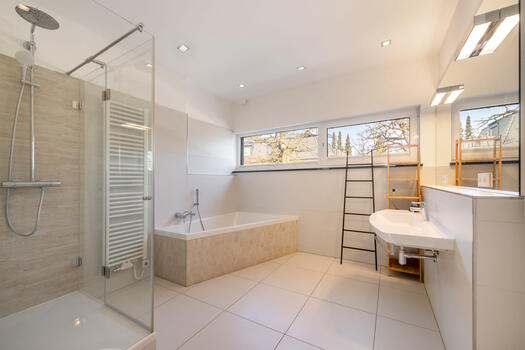Spacious daylight bathroom