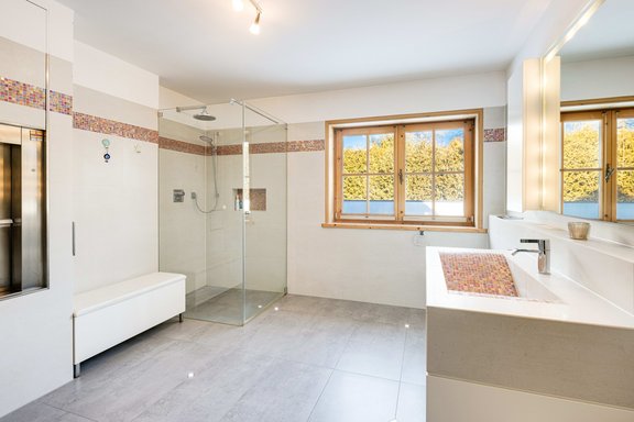 Tageslicht-Bad mit Wäschelift