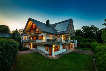 Objektvideo ansehen: Exklusive Landhaus-Villa in malerischer Landschaft zwischen See und Golfplatz