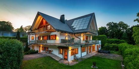 Exklusive Landhaus-Villa in malerischer Landschaft zwischen See und Golfplatz