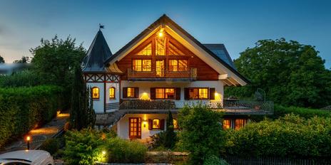 Exklusive Landhaus-Villa in malerischer Landschaft zwischen See und Golfplatz
