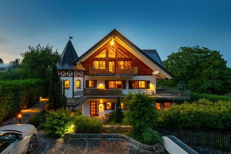 Exklusive Landhaus-Villa in malerischer Landschaft zwischen See und Golfplatz