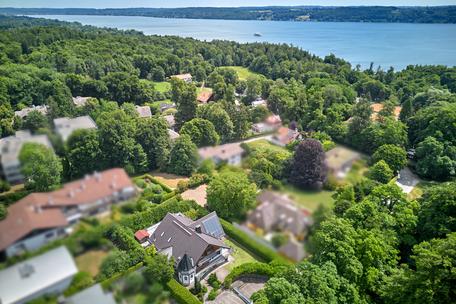 Exklusive Landhaus-Villa in malerischer Landschaft zwischen See und Golfplatz