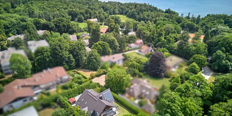 Exclusive country villa in picturesque landscape between lake and golf course