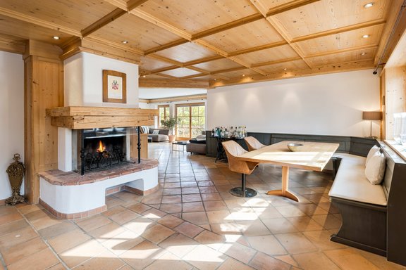 Stilvoller Livingbereich mit Kamin