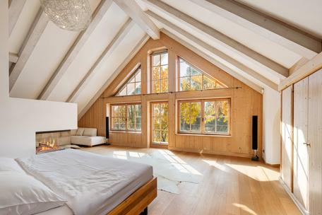 Exclusive country villa in picturesque landscape between lake and golf course