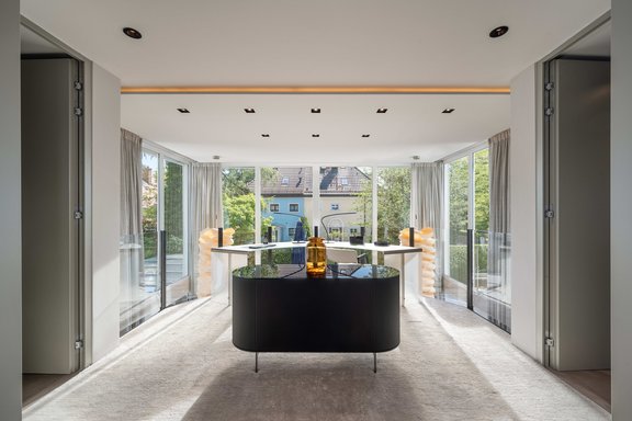 Light-flooded work area with panoramic view