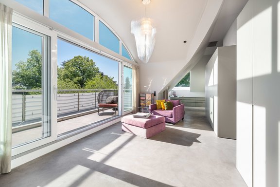 Breathtaking airspace and abundance of light in the master area