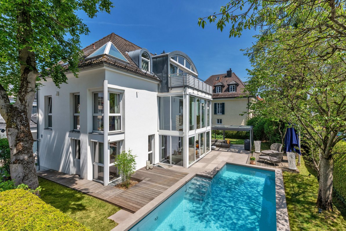 Exklusive Familienvilla mit höchstem Stilempfinden und Outdoor-Pool