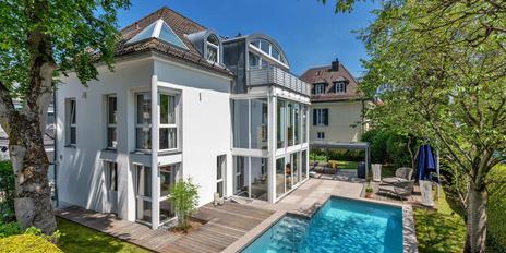 Exklusive Familien-Villa in stylischer Ästhetik mit Lift, Spa-Bereich und Outdoor-Pool