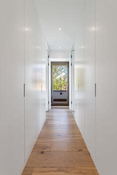 Dressing room with made-to-measure fixtures