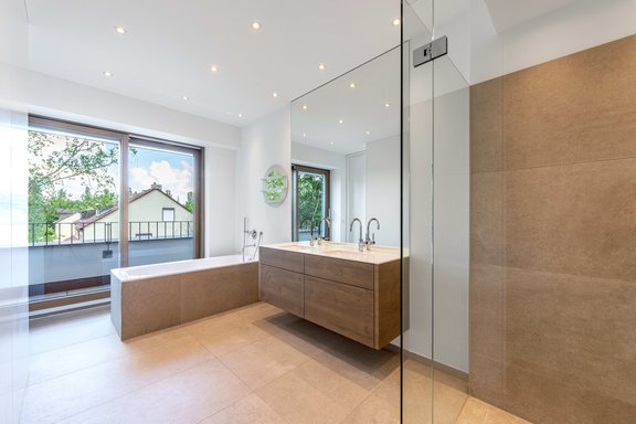 Puristisch gestaltetes Bad