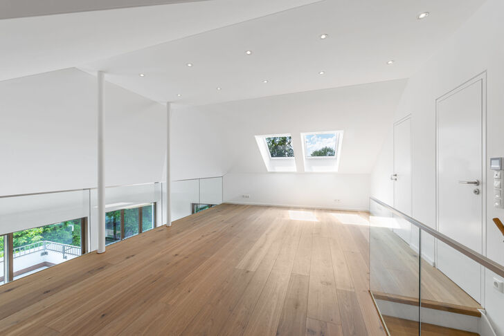 Galerie mit Glasbrüstung