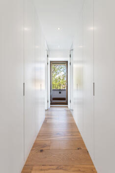 Dressing room with made-to-measure fixtures