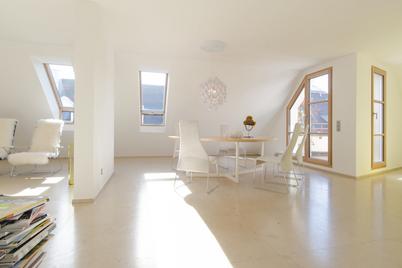 Exclusive, light-filled 3-room apartment with two small terraces in quiet city location