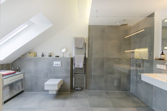 Zeitlos gestaltetes Badezimmer