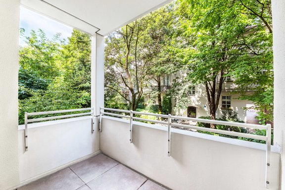 Loggia mit grünem Hofblick