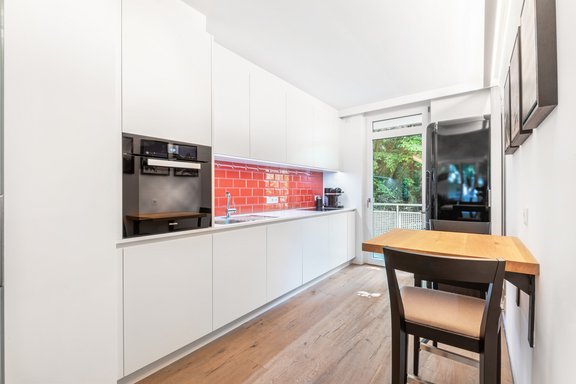 Moderne Küche mit Essplatz