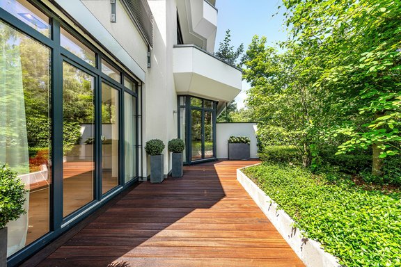 Sonnige Bangkirai-Terrasse