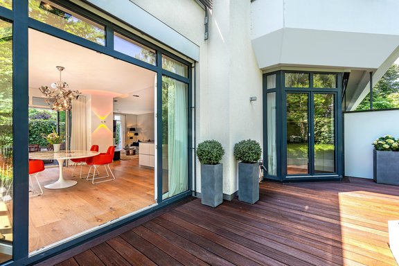 Dreiseitig umlaufende Terrasse