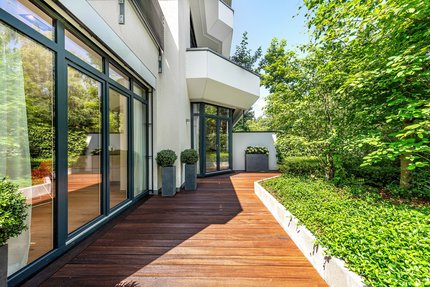 Dreiseitig umlaufende Bangkirai-Terrasse