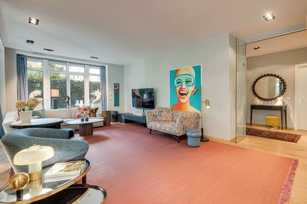 Behaglich Wohnen mit Blick auf die Terrasse und ins Grüne